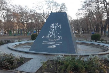 В Малиновском районе коммунальщики привели в порядок памятники и бюветы (фото)