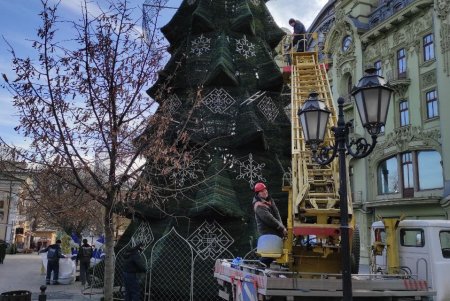 На Дерибасовской демонтировали новогоднюю елку (фото)