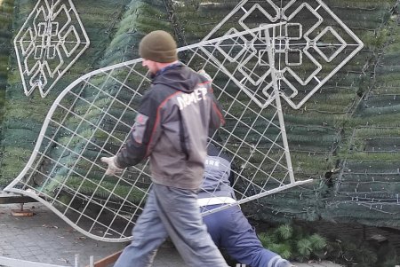 На Дерибасовской демонтировали новогоднюю елку (фото)
