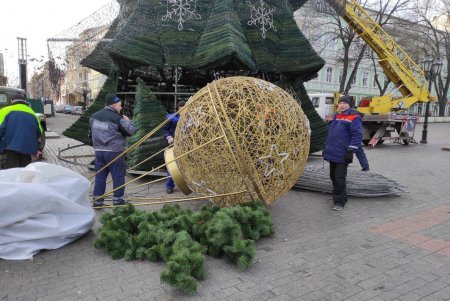 На Дерибасовской демонтировали новогоднюю елку (фото)