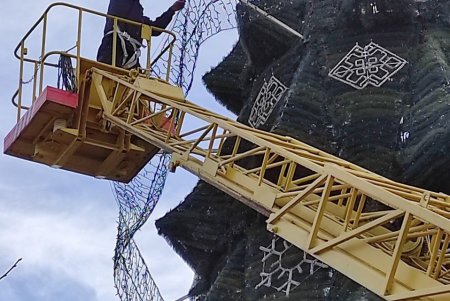 На Дерибасовской демонтировали новогоднюю елку (фото)