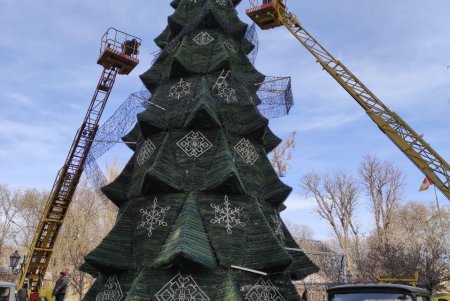 На Дерибасовской демонтировали новогоднюю елку (фото)