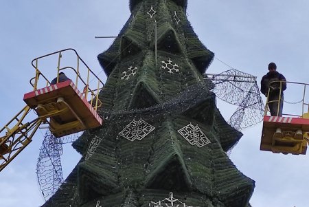 На Дерибасовской демонтировали новогоднюю елку (фото)