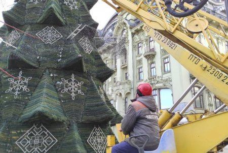 На Дерибасовской демонтировали новогоднюю елку (фото)