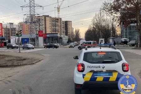 Медики оказали помощь мужчине и ребенку, пострадавшим в ДТП на Грушевского (фото)