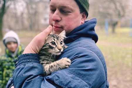 На проспекте Шевченко спасли котенка, который залез на крышу пятиэтажного дома (фото)