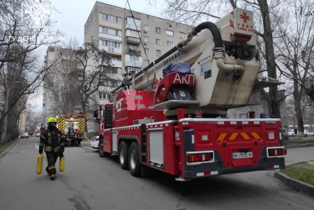 Во время пожара в многоквартирном доме в Киевском районе один человек пострадал, а пятнадцать были эвакуированы (фото)