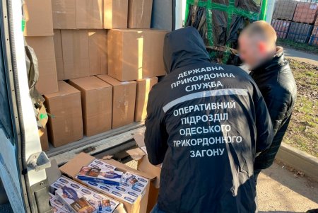 Пограничники Одесской области задержали микроавтобус, набитый пачками сигарет на три миллиона гривен (фото, видео)