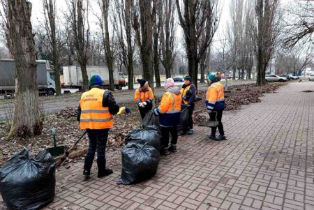 Коммунальщики привели в порядок территорию Малиновского района во время комплексной уборки (фото)