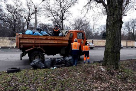 Коммунальщики привели в порядок территорию Малиновского района во время комплексной уборки (фото)
