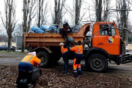 Коммунальщики привели в порядок территорию Малиновского района во время комплексной уборки (фото)