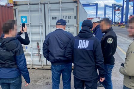 Инспектор Одесской таможни помогал предпринимателям экономить миллионы гривен при растаможке контейнеров (фото)