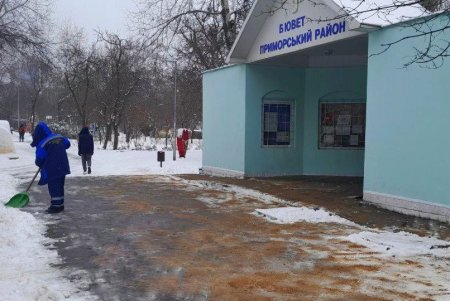 Коммунальщики расчищают бюветные комплексы (фото)