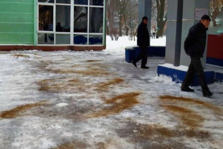 Коммунальщики расчищают бюветные комплексы (фото)