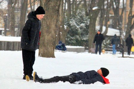 В Одессе выпал первый снег, подарив жителям города зимнее настроение и яркие кадры (фоторепортаж)