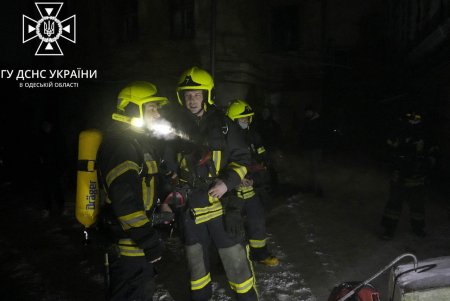 На Жуковского горел хостел: спасены более двух десятков человек (фото, видео)