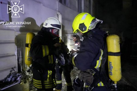 На Жуковского горел хостел: спасены более двух десятков человек (фото, видео)