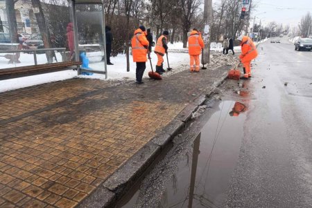 Из-за непогоды коммунальщики уже вторые сутки работают в усиленном режиме (фото)