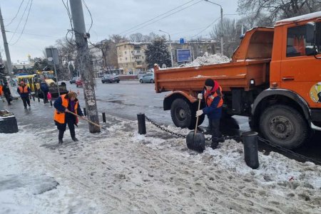 Из-за непогоды коммунальщики уже вторые сутки работают в усиленном режиме (фото)