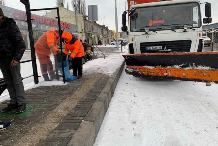 Из-за непогоды коммунальщики уже вторые сутки работают в усиленном режиме (фото)
