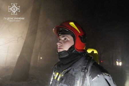 На проспекте Шевченко спасатели гасили горящую крышу кафе (видео)