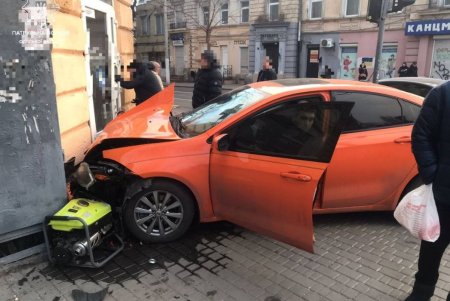 В Приморском районе столкнулись две иномарки, одна из которых врезалась в здание (фото) 