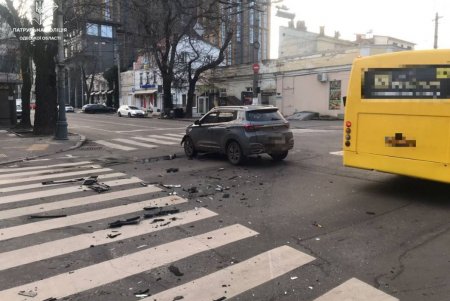 В Приморском районе столкнулись две иномарки, одна из которых врезалась в здание (фото) 