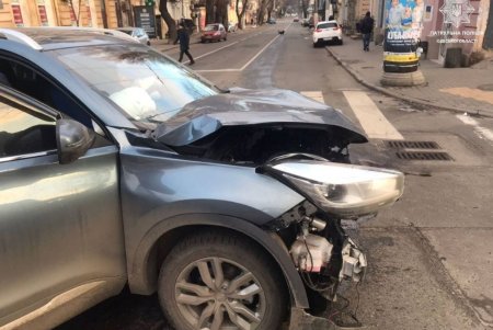 В Приморском районе столкнулись две иномарки, одна из которых врезалась в здание (фото) 