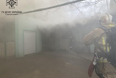 В Ивановке спасатели ликвидировали пожар на территории частного дома (фото)