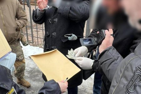 Помощник судьи в Одесской области за деньги «сливал» сведения о принятии решений об обысках (фото)