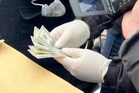 Помощник судьи в Одесской области за деньги «сливал» сведения о принятии решений об обысках (фото)