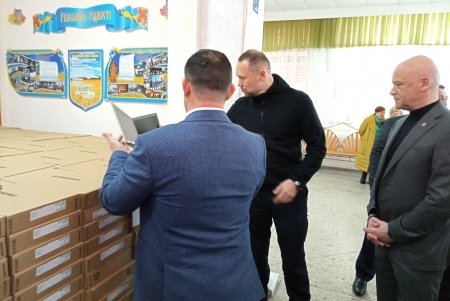 «Ноутбук каждому учителю»: в Одесской области педагогам передают еще почти семь тысяч гаджетов