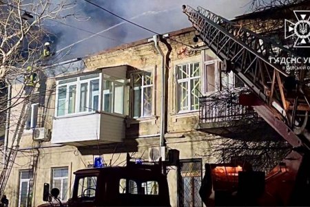На Раскидайловской горела крыша двухэтажного жилого дома (фото, видео)