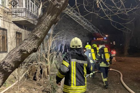 На Раскидайловской горела крыша двухэтажного жилого дома (фото, видео)