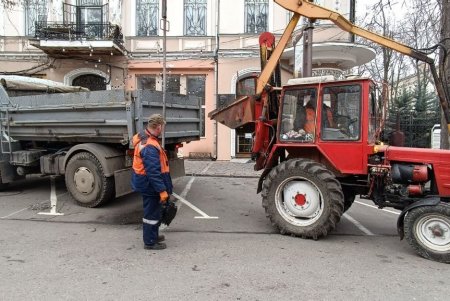Сегодня коммунальщики работают на семи локациях в разных районах города (фото)