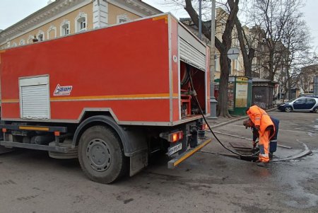 Сегодня коммунальщики работают на семи локациях в разных районах города (фото)