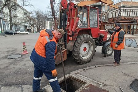 Сегодня коммунальщики работают на семи локациях в разных районах города (фото)