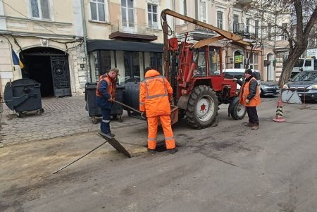 Сегодня коммунальщики работают на семи локациях в разных районах города (фото)