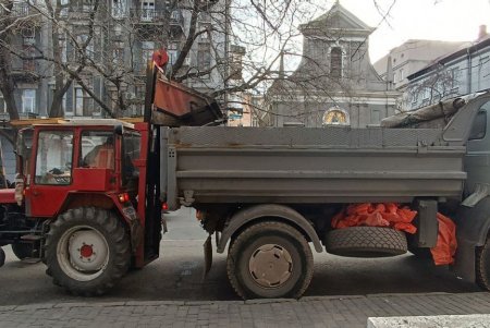 Сегодня коммунальщики работают на семи локациях в разных районах города (фото)
