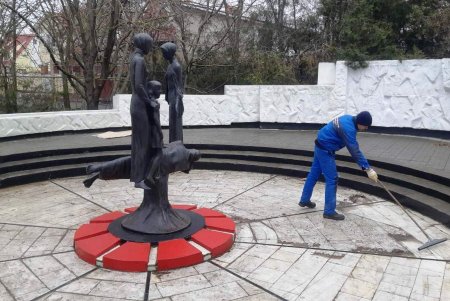 Одесские коммунальщики ежедневно приводят в порядок городские памятники, обслуживают бюветы и фонтаны (фото)