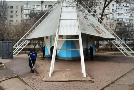Одесские коммунальщики ежедневно приводят в порядок городские памятники, обслуживают бюветы и фонтаны (фото)