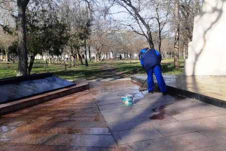 Одесские коммунальщики ежедневно приводят в порядок городские памятники, обслуживают бюветы и фонтаны (фото)