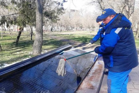Одесские коммунальщики ежедневно приводят в порядок городские памятники, обслуживают бюветы и фонтаны (фото)