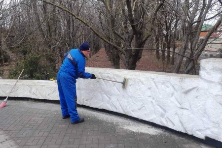 Одесские коммунальщики ежедневно приводят в порядок городские памятники, обслуживают бюветы и фонтаны (фото)