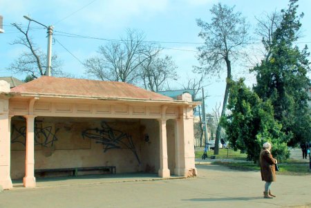 Частный сектор, современные здания и старинная остановка переулка Леваневского (фоторепортаж)  