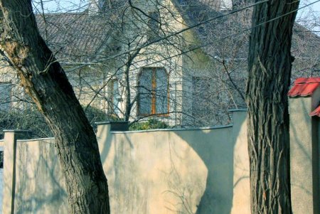 Частный сектор, современные здания и старинная остановка переулка Леваневского (фоторепортаж)  