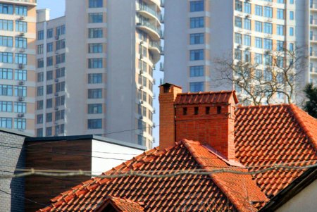 Частный сектор, современные здания и старинная остановка переулка Леваневского (фоторепортаж)  