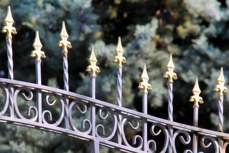 Частный сектор, современные здания и старинная остановка переулка Леваневского (фоторепортаж)  