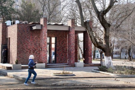Частный сектор, современные здания и старинная остановка переулка Леваневского (фоторепортаж)  