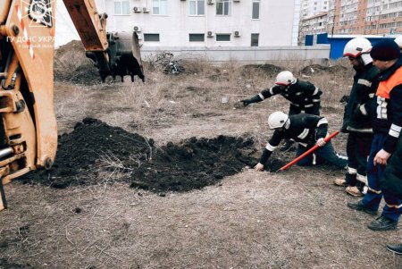 В Суворовском районе щенок провалился в глубокую и узкую яму: спасать его пришлось с помощью экскаватора (фото, видео)